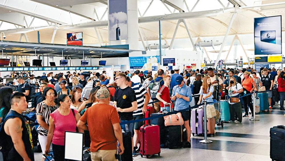 美國機場大混亂 長周末逾2300航班取消