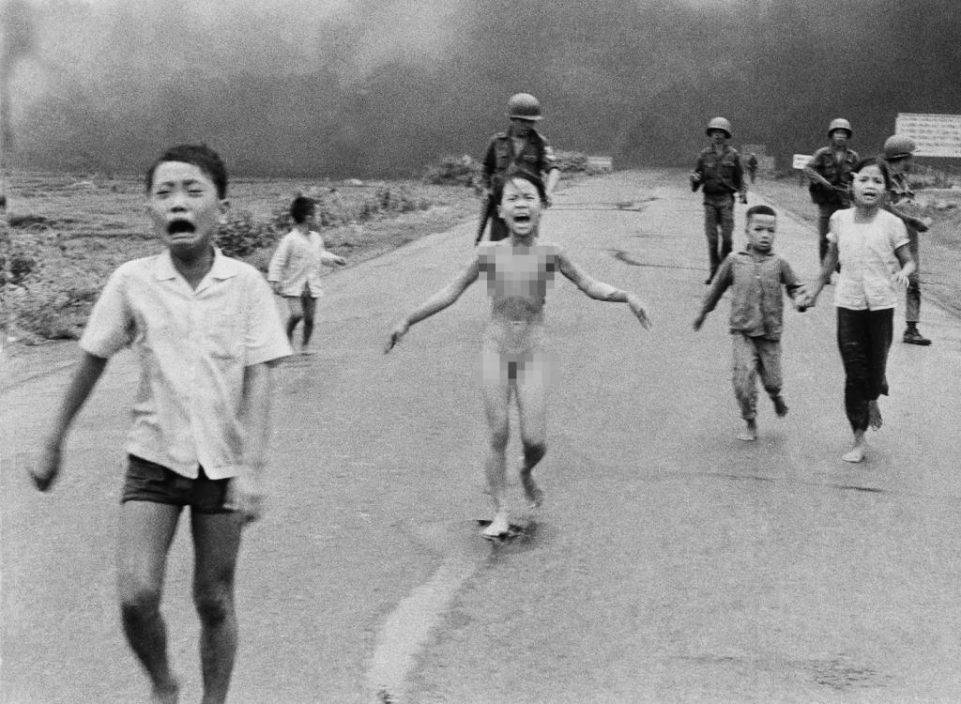 50年前越戰「燃燒彈女孩」 陪伴烏克蘭難民前往加拿大