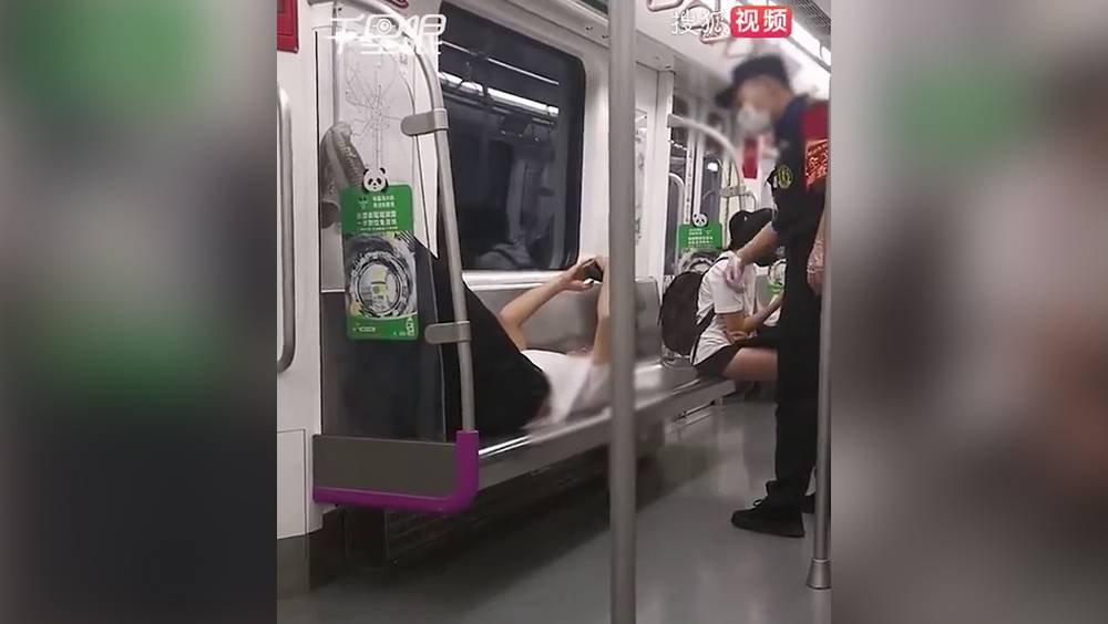 男子腳蹬擋板躺地鐵座椅玩手機勸不聽 成都地鐵：只能勸導