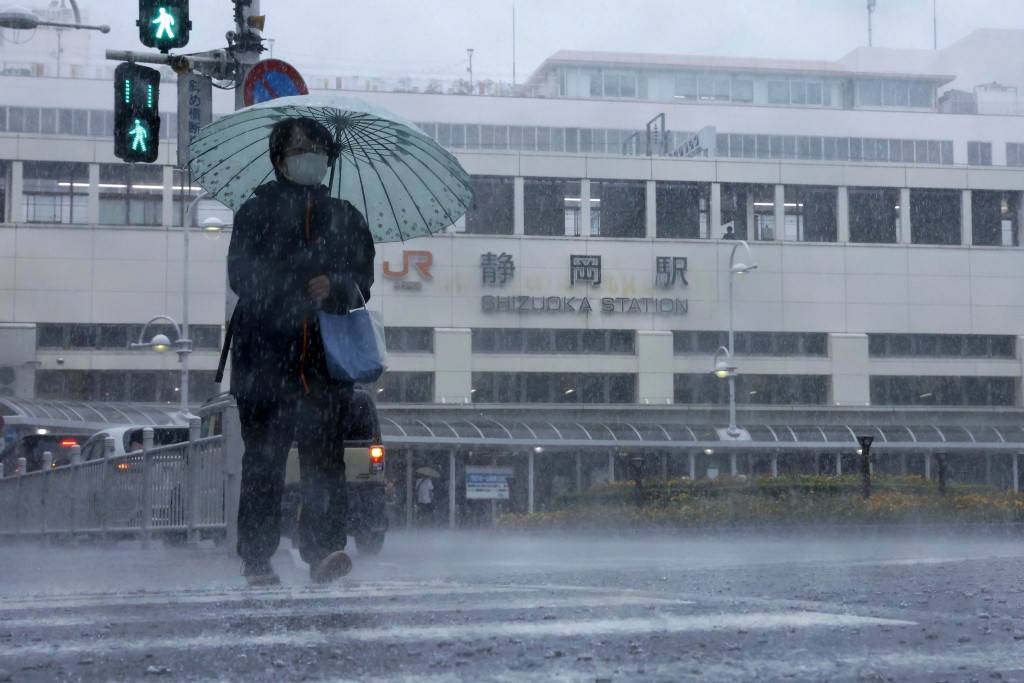 熱帶風暴「米雷」吹襲本洲 逼近東京靜岡市發警告
