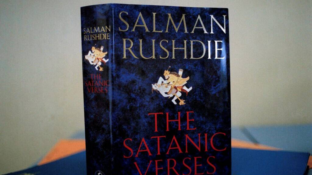 拉什迪遇襲令作品關注度大增 《撒旦詩篇》打入暢銷書榜前3位