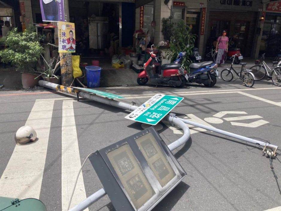 車Cam直擊｜軒嵐諾逼近台灣交通燈被吹斷 女鐵騎頭部重創腰頸椎多處骨折