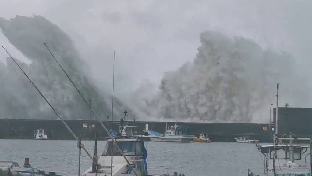「南瑪都」登陸九州 四國島捲驚人大浪