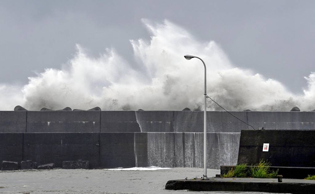 「南瑪都」登陸九州 四國島捲驚人大浪