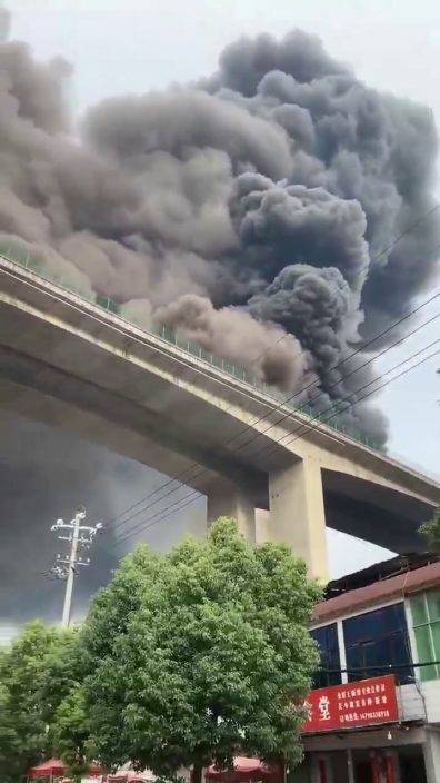 安徽金寨高速公路發生油罐車爆燃 1人輕傷