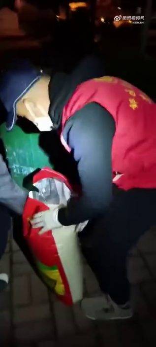黑龍江居民私送大米雞蛋 防疫人員沒收倒落垃圾桶惹議
