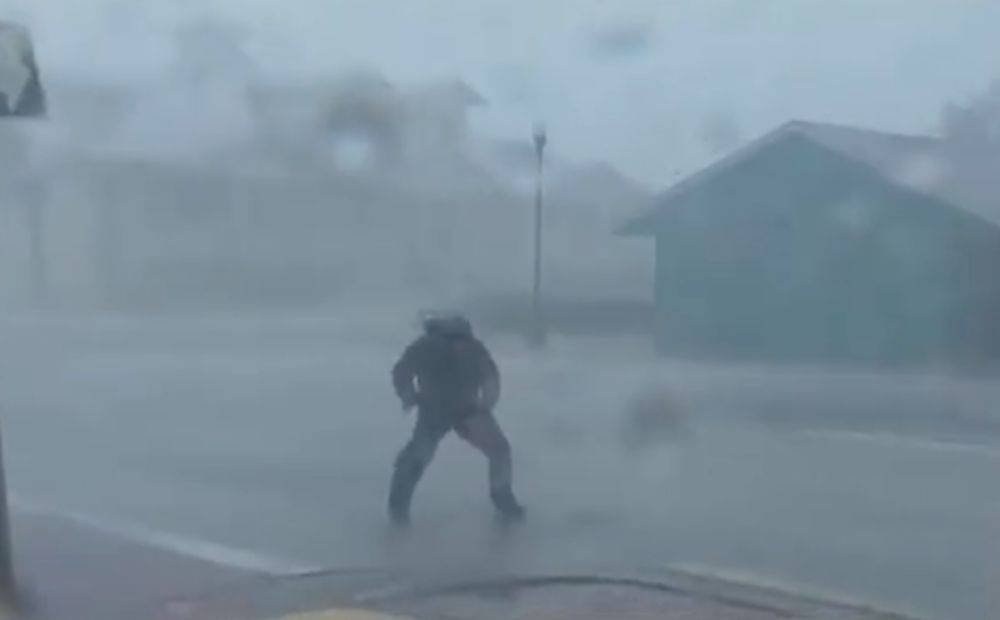 颶風伊恩襲佛州 美國女記者安全套笠咪：須保護好器材