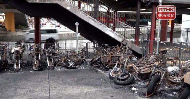 葵涌葵榮路一條行人天橋底的停車場發生火警，40輛電單車及兩輛單車起火，警方拘捕一名43歲巴基斯坦籍男子。（伍榮笙攝）
