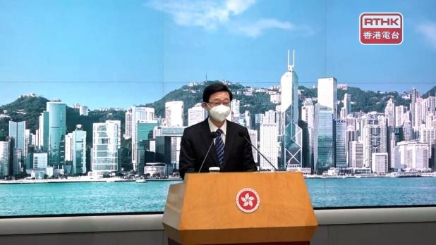 李家超說本港與深圳的高層官員正就「逆隔離」措施繼續討論。（鍾家銘攝）