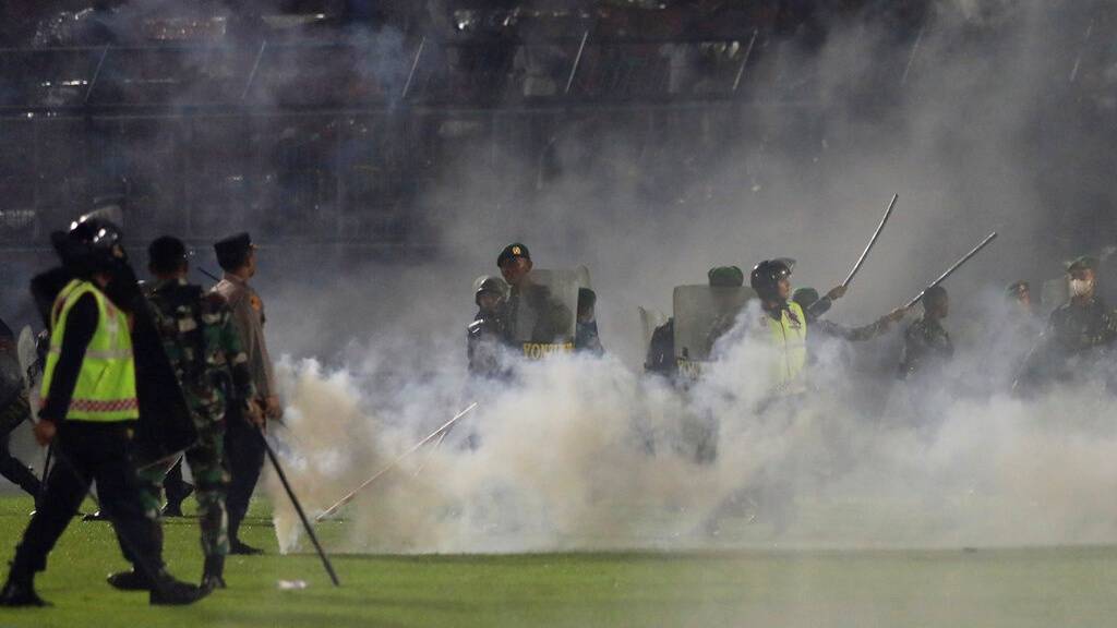 印尼球賽爆騷亂致人踩人 逾120死180人傷
