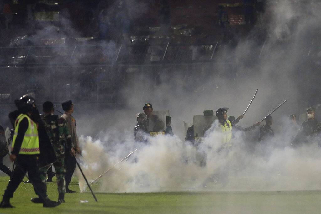 印尼球賽爆騷亂致人踩人 逾120死180人傷