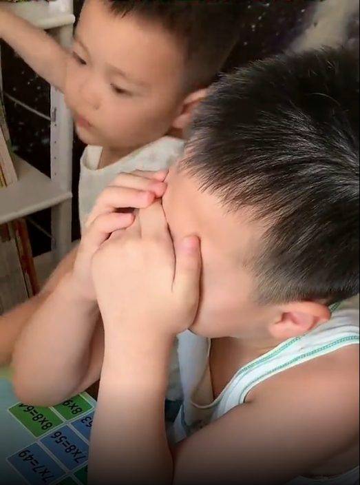 7歲哥哥教5歲弟弟做數學題 10分鐘就受不了大哭