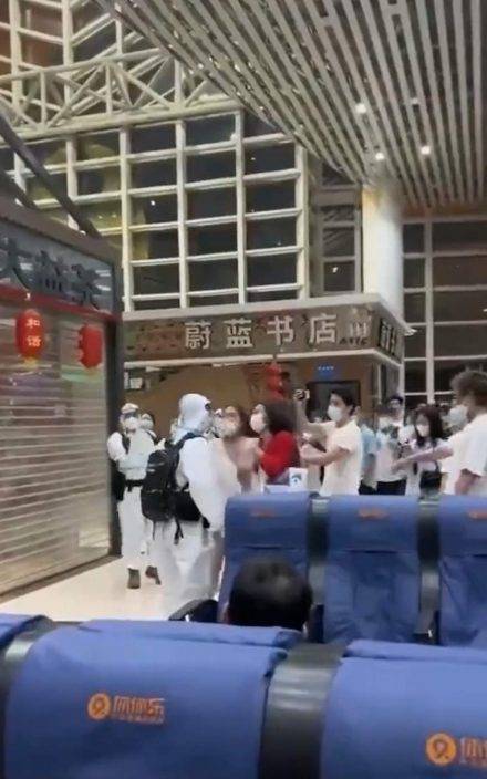 雲南西雙版納機場逾1500名遊客滯留機場 傳「大白」配長槍戒備