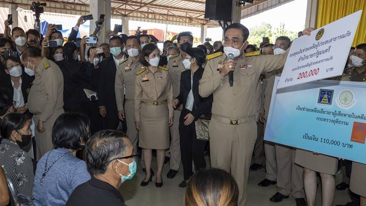 泰國總理巴育到槍擊慘案現場致意 疑兇作案前無吸毒跡象 