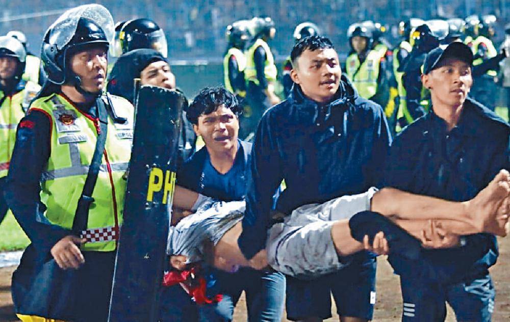 ﻿最少125死180傷  ﻿印尼﻿﻿球迷騷亂釀人踩人﻿