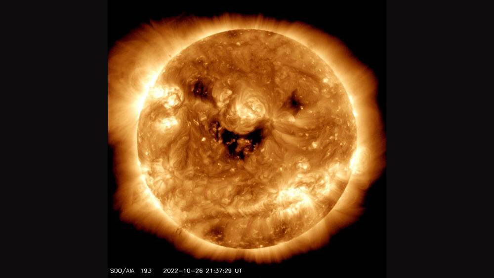 NASA衛星拍到太陽出現哈哈笑臉