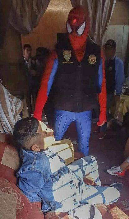 秘魯特警變裝復仇者聯盟直搗毒窟 毒販以為萬聖節惡作劇
