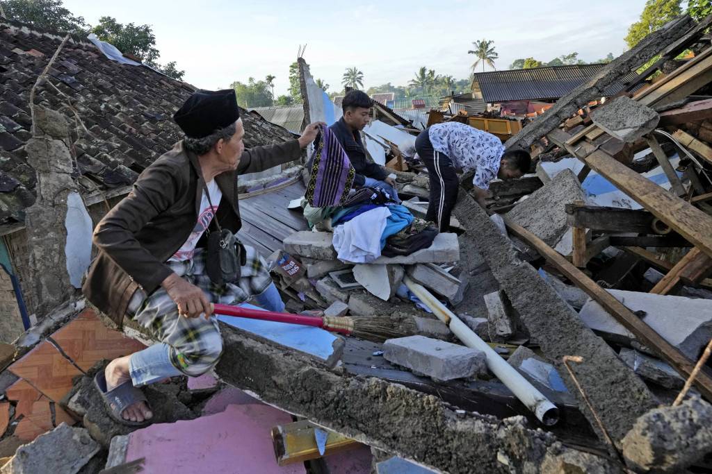 印尼地震｜增至271死約40失蹤 5歲男童困瓦礫床墊保命獲救「搵媽媽」