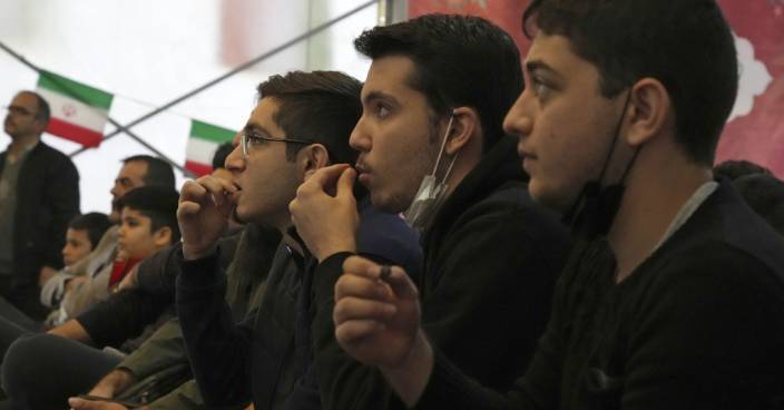 伊朗隊世盃再出場 賽前唱國歌有球迷噓聲有人激動落淚