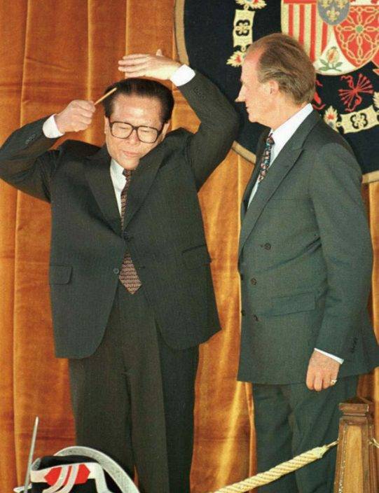 江澤民逝世|博學多才率性 唱「貓王」名曲 外訪當眾梳頭