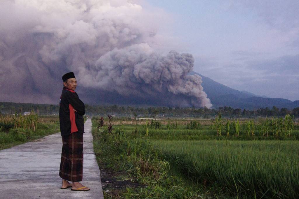印尼東爪哇火山爆發噴出大量煙霧灰燼 2500居民急疏散
