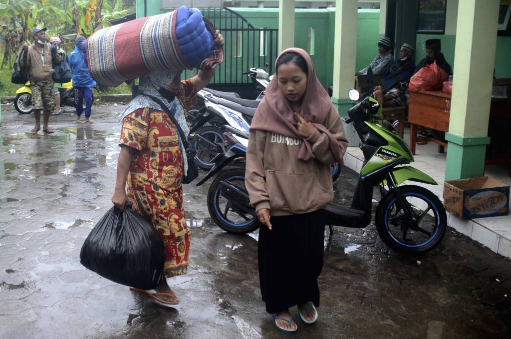 印尼東爪哇火山爆發噴出大量煙霧灰燼 2500居民急疏散