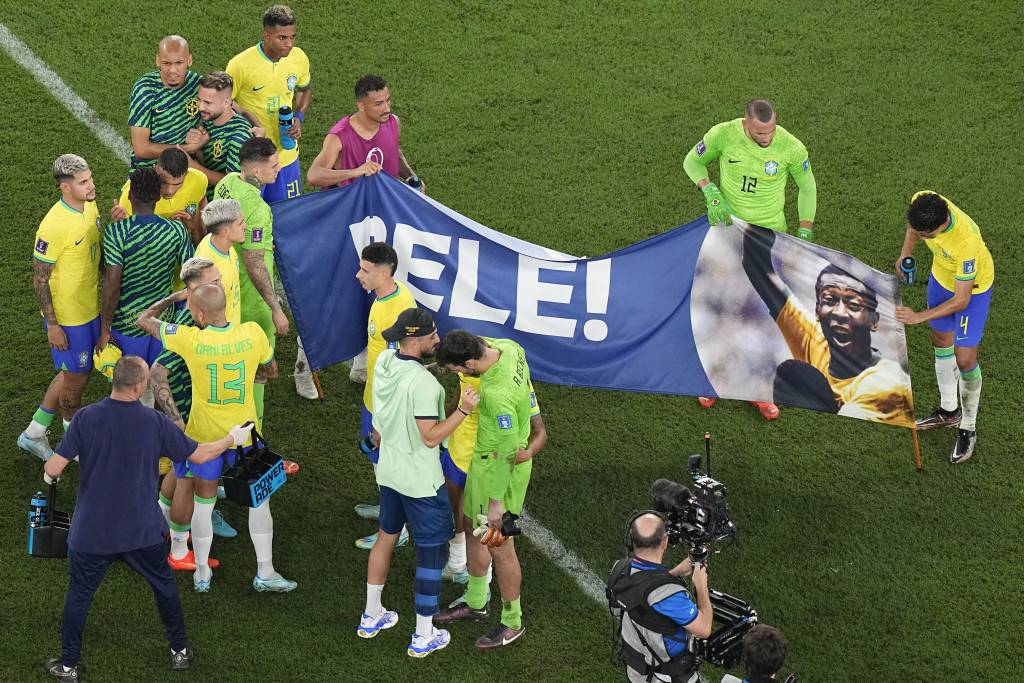 世界盃2022｜比利醫院睇直播 巴西拉橫額為傳奇打氣