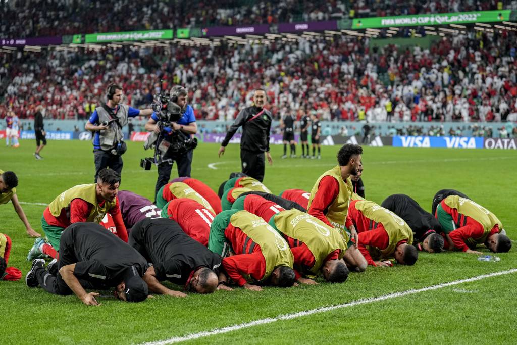 世界盃2022｜摩洛哥歷史性殺入八強 全隊高舉34號波衫慶祝原因感人