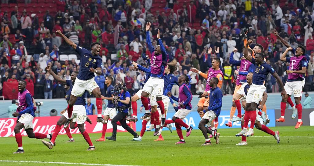 世界盃2022｜飛卡塔爾入場「肉緊」觀戰 馬克龍：為法國隊感無比自豪