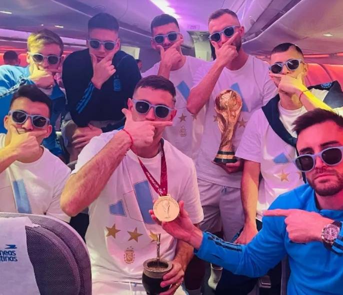 世界盃2022｜阿根廷凱旋回國 美斯帶世界盃見國民