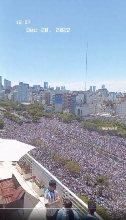 阿根廷400萬人迎足球英雄爆混亂  美斯等由直升機接走  改低空巡遊