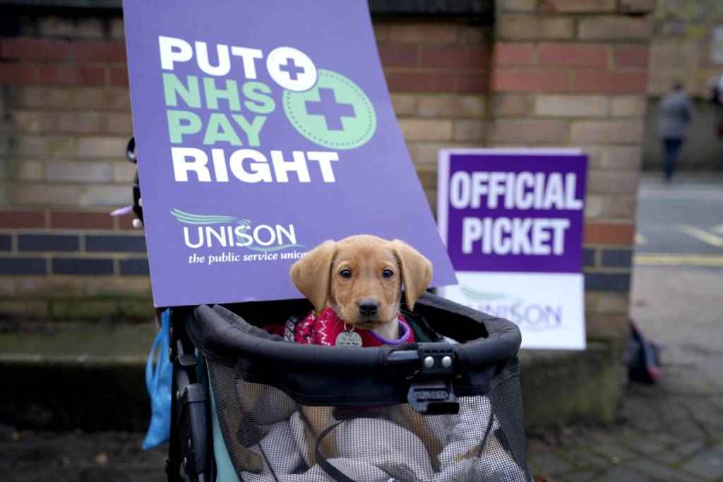 英救護員續爭取加薪改善待遇 1月再次罷工