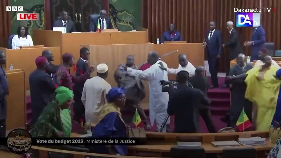 掌摑飛踢懷孕女議員 塞內加爾兩男議員被判入獄 6 個月