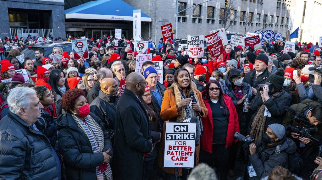 紐約市兩醫院逾7000護士罷工 爭取加薪增人手