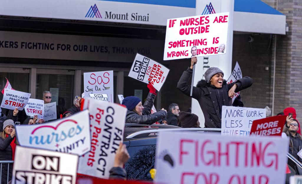 紐約市兩醫院逾7000護士罷工 爭取加薪增人手
