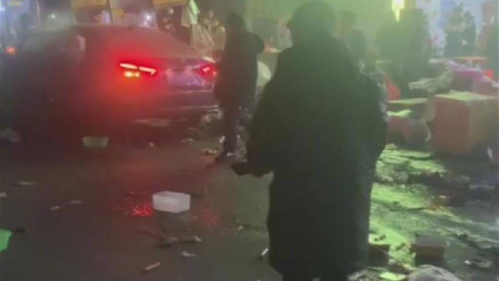 廣西欽州私家車撞入夜市 至少兩人受傷