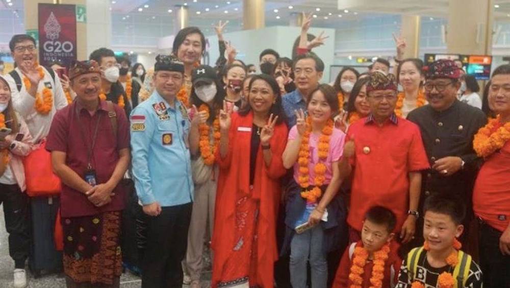 防疫鬆綁後恢復直航 首架中國遊客包機抵印尼峇里島
