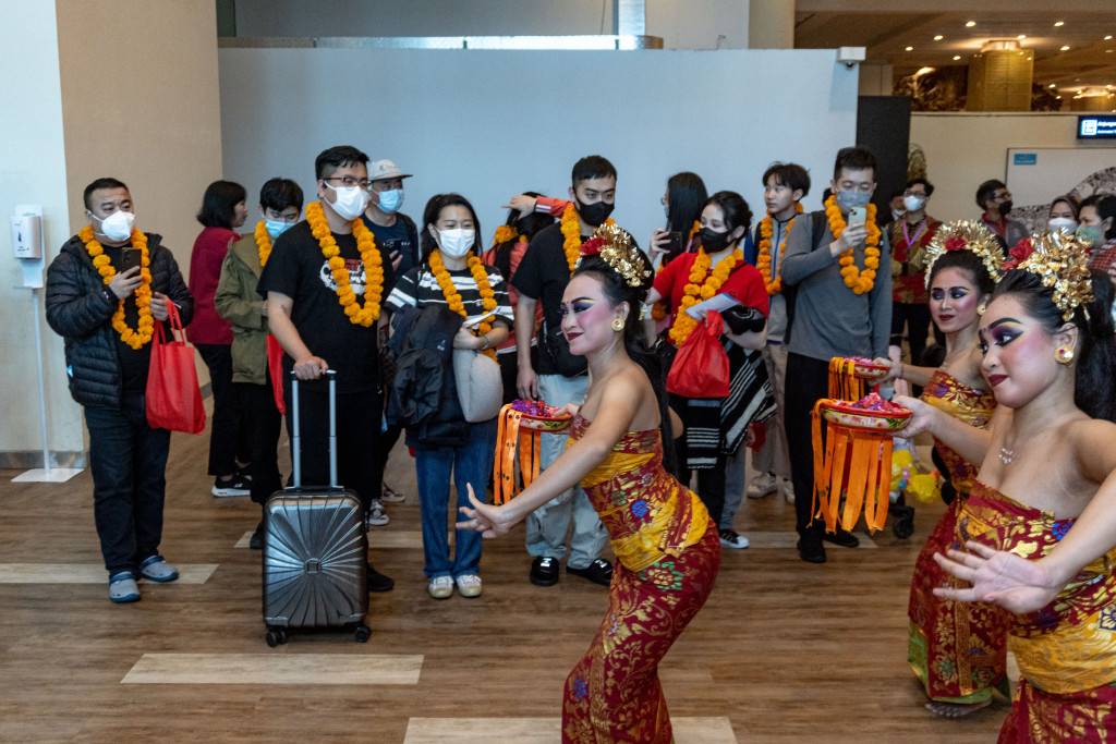 防疫鬆綁後恢復直航 首架中國遊客包機抵印尼峇里島