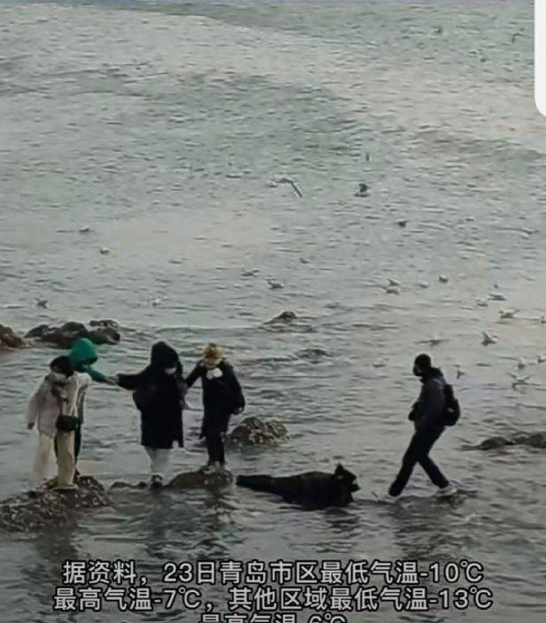 8位遊客被困礁石　青島志願者「以身為梯」緊急救援