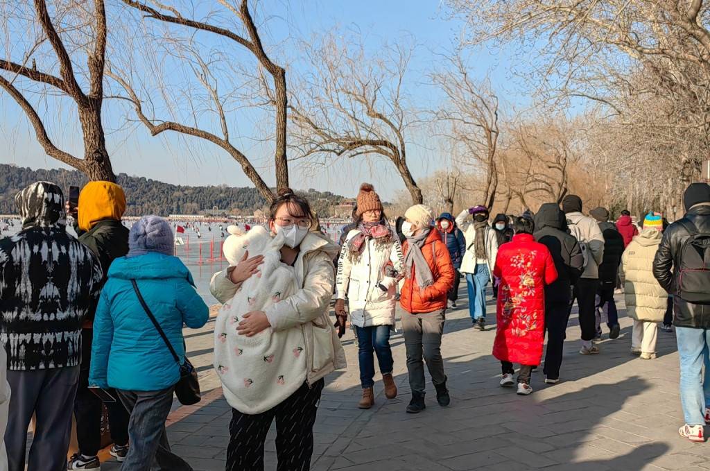 京城直擊：北京嚴寒氣溫創新低 市民捂得嚴嚴實實玩冰雪活動