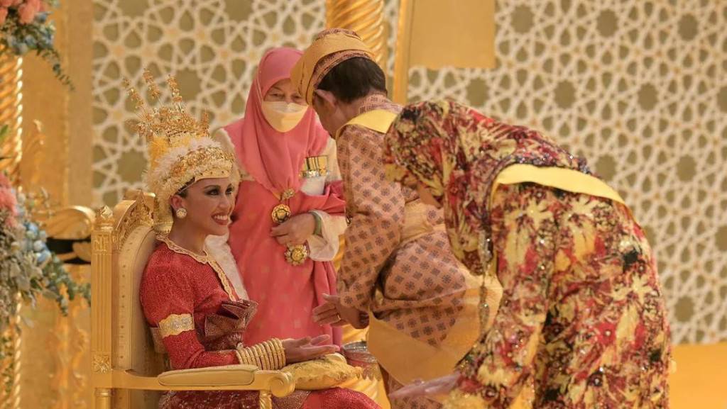 汶萊蘇丹奢華嫁女 阿莎瑪公主胸前一串鴿子蛋鑽石項鍊閃瞎眼