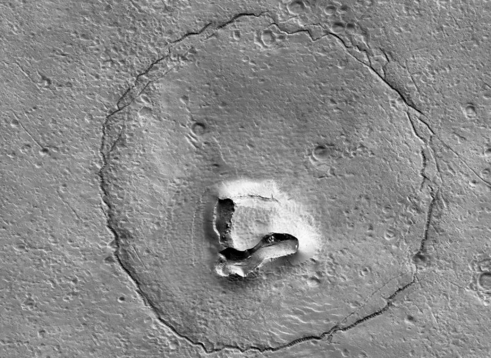 NASA拍到火星表面「泰迪熊微笑」  12年前另一「笑臉」同樣萌味十足