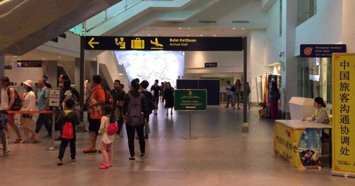馬來西亞官員駐守機場 歡迎中國旅客到訪 | 兩岸