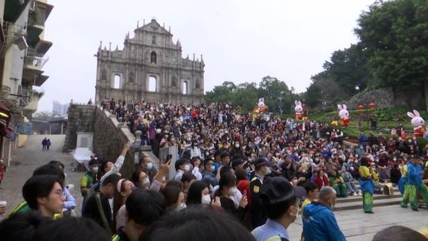 澳門旅遊局指，過去3天有超過15萬人次入境澳門，其中年初二有超過7萬人入境，三成多是香港人。