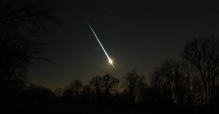 Asteroid hits Earth!Explosions over the English Channel and people rush to watch the meteor show |