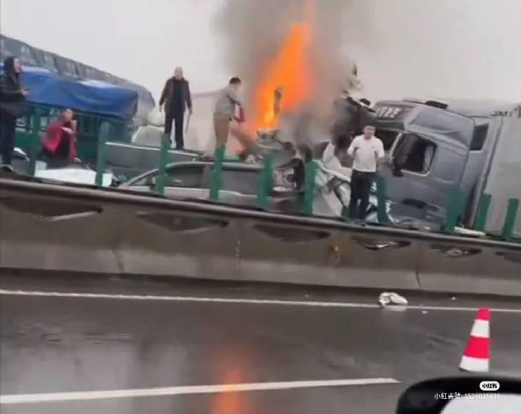 湖南高速公路49車追撞 多車焚燒致16死66傷