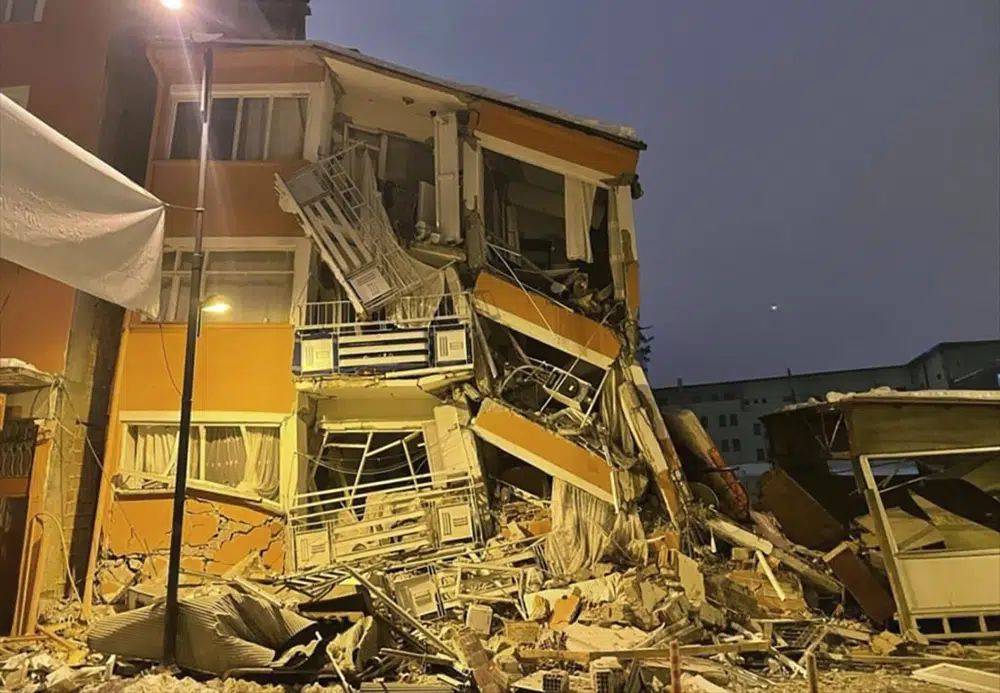 土耳其地震｜天然氣管被震爆 熊熊烈焰沖天如末日