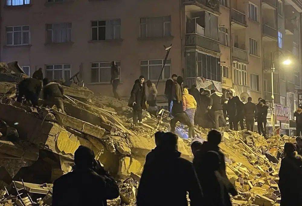 土耳其地震｜天然氣管被震爆 熊熊烈焰沖天如末日