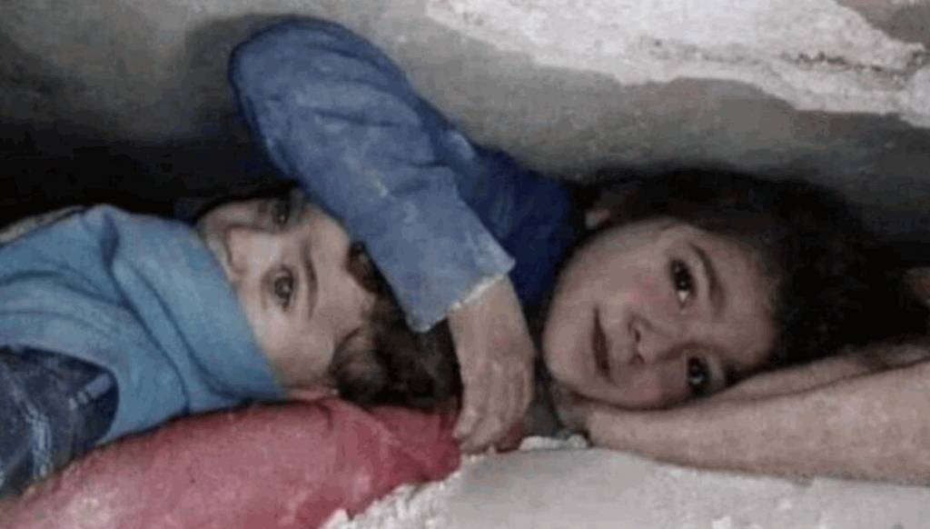 土耳其地震｜7歲女孩瓦礫下保護弟弟17小時  網民稱讚小英雄