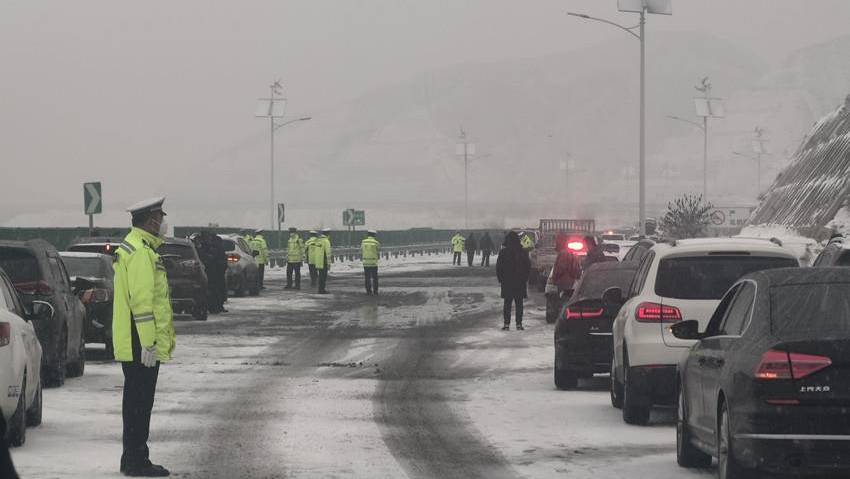 雪地濕滑蘭州5宗追尾車禍波及逾20車 有私家車自焚